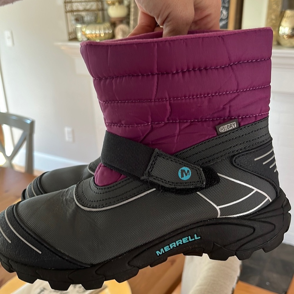 Merrell Girls size 5 winter boots. Barely worn.